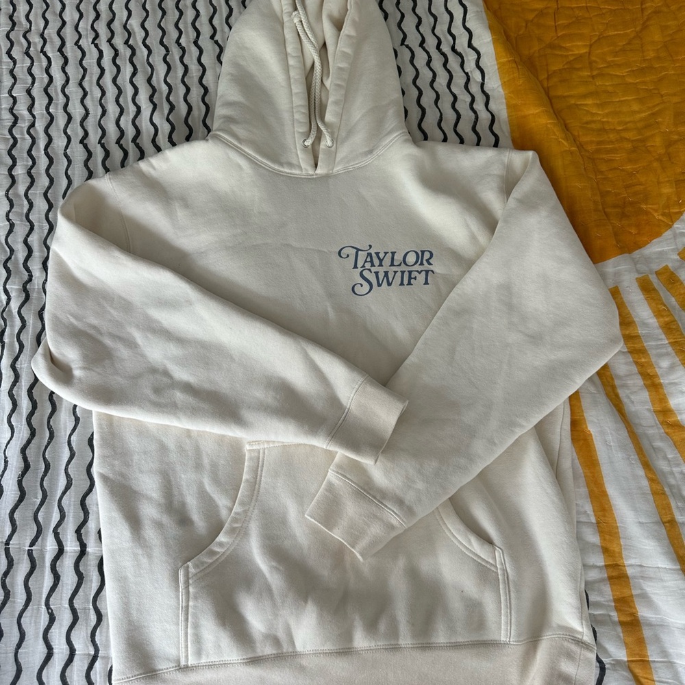 1989 Taylor's Version
Style Hoodie 
Taylor Swift Cream Hoodie